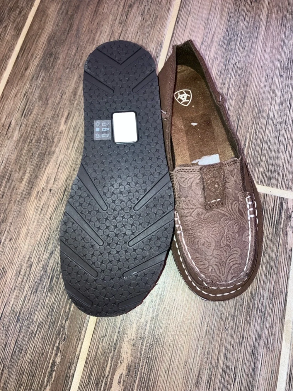 ARIAT FLORAL EMBOSSED CRUISER SHOES - MOC TOE 6C